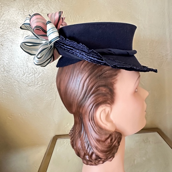 HAUTE MODE 1940S\' NAVY FELT TOPHAT + STRIPED TAFFETA BOWS + STRAW BRIM EDGING main image 12